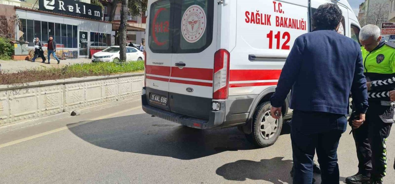 Burdur’da yolun karşısına geçmeye çalışan çocuğa otomobil çarptı, o anlar kamerada