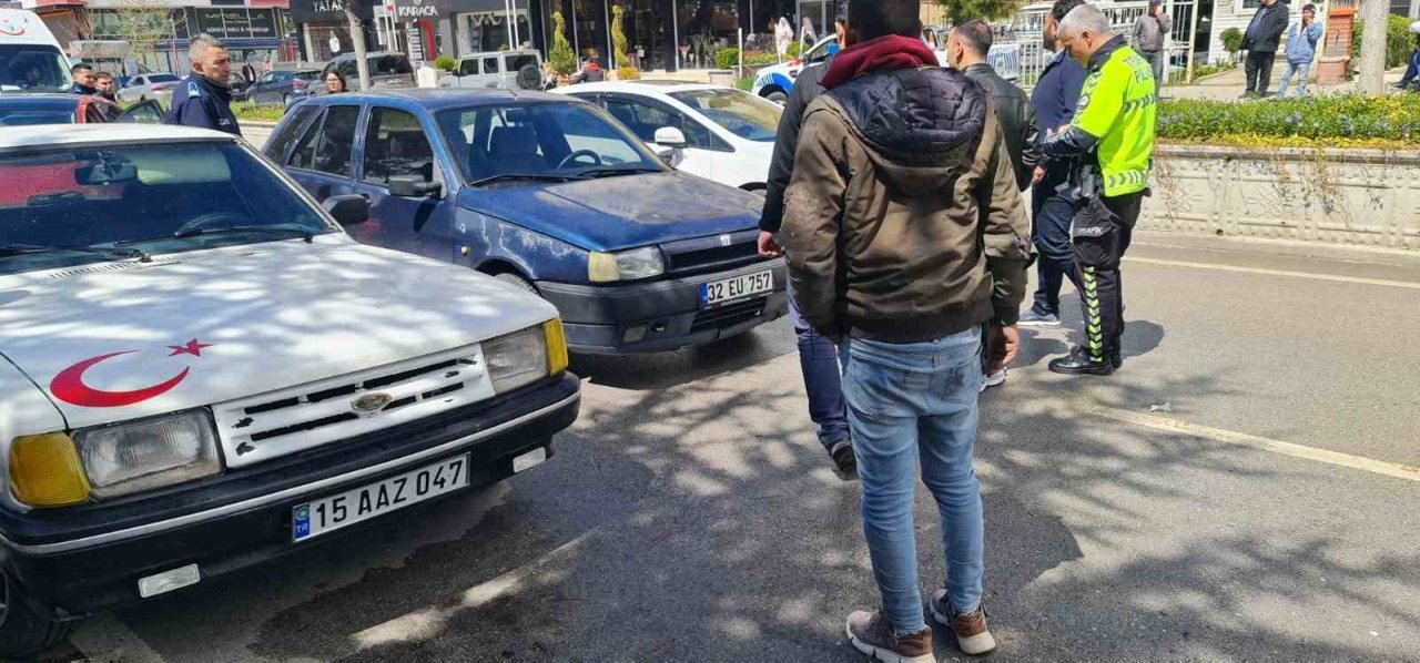 Burdur’da yolun karşısına geçmeye çalışan çocuğa otomobil çarptı, o anlar kamerada