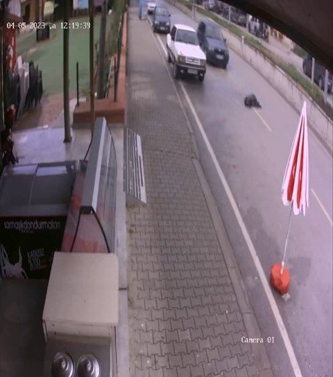 Burdur’da yolun karşısına geçmeye çalışan çocuğa otomobil çarptı, o anlar kamerada