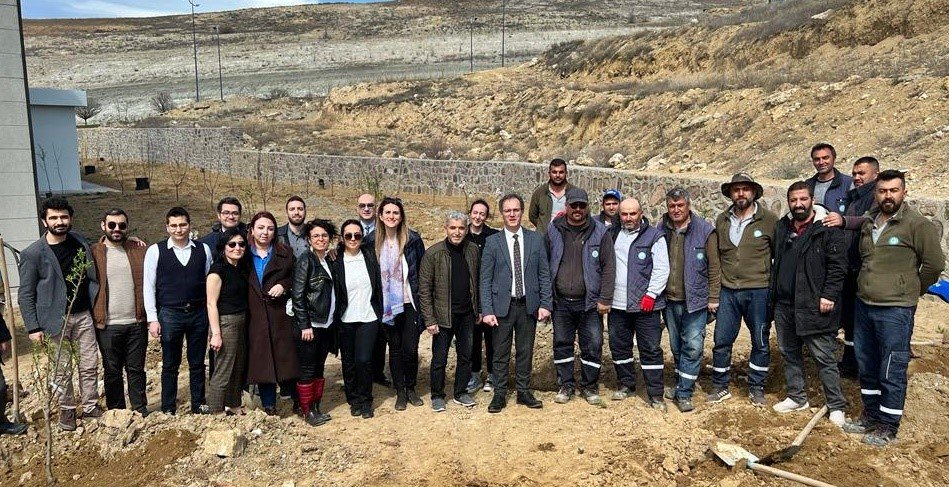 Mesai arkadaşlarından kızı vefat eden öğretim üyesine vefa: Kampüste meyve bahçesi oluşturdular