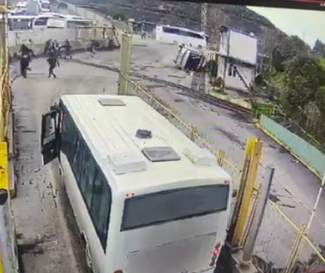 Biga’da 17 işçinin yaralandığı otobüs kazası güvenlik kamerasına yansıdı