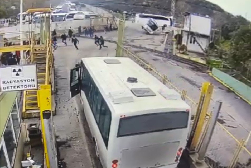 Biga’da 17 işçinin yaralandığı otobüs kazası güvenlik kamerasına yansıdı
