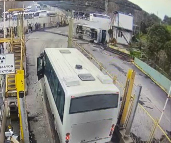 Biga’da 17 işçinin yaralandığı otobüs kazası güvenlik kamerasına yansıdı
