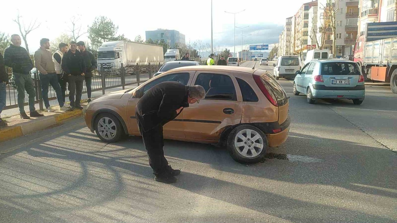 Hafif ticari araç ile otomobil çarpıştı: 2 yaralı