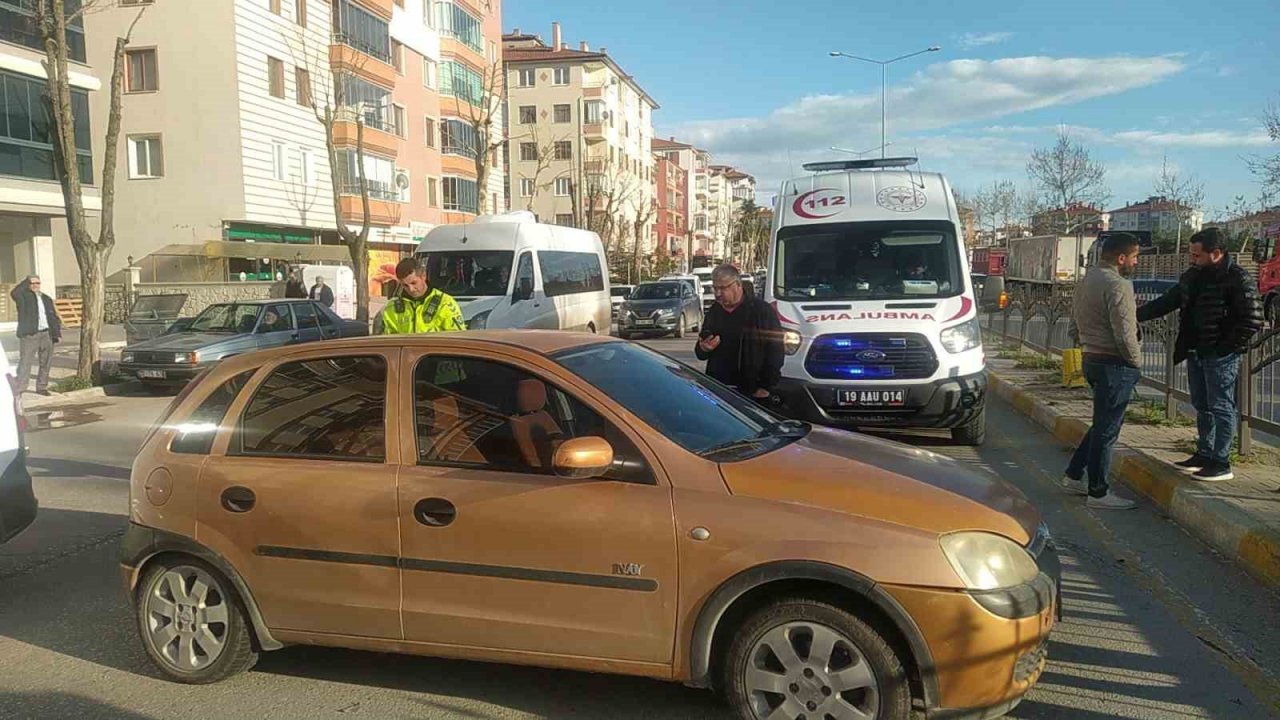 Hafif ticari araç ile otomobil çarpıştı: 2 yaralı