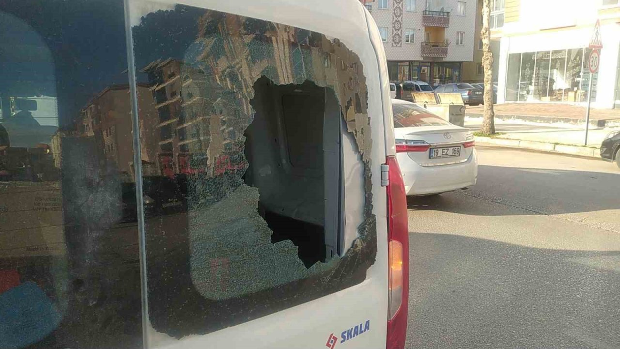 Hafif ticari araç ile otomobil çarpıştı: 2 yaralı