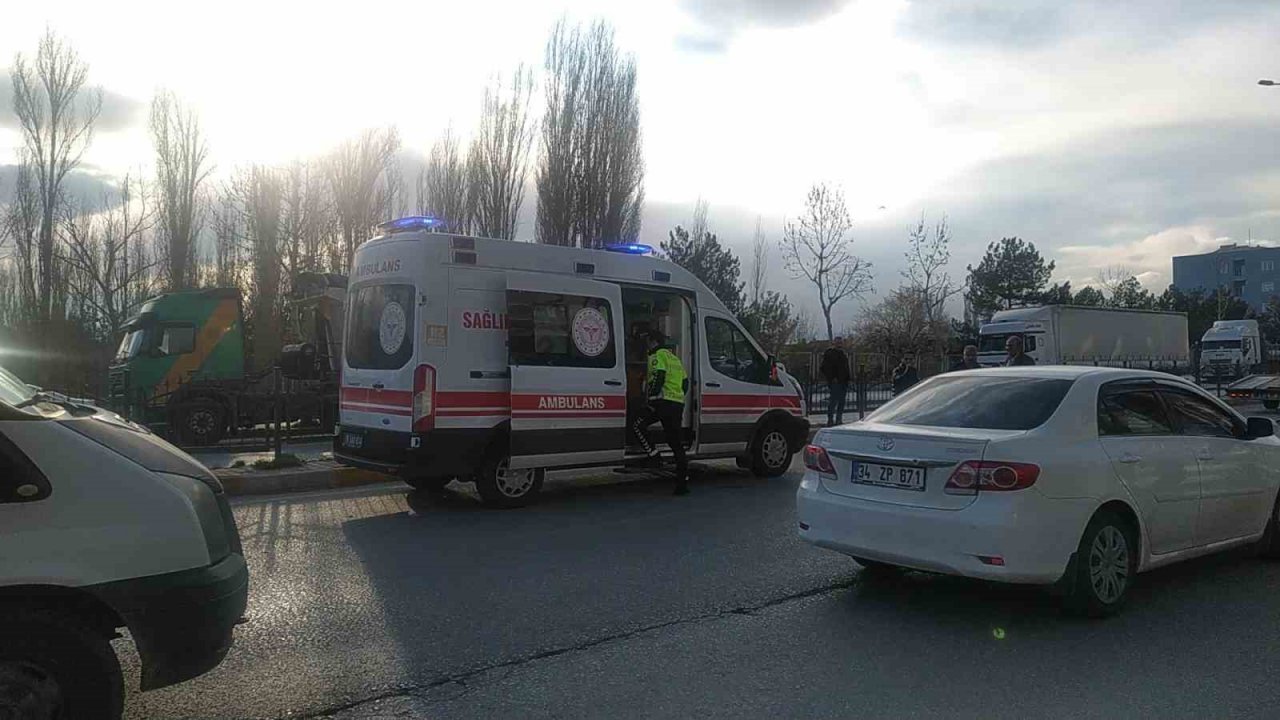 Hafif ticari araç ile otomobil çarpıştı: 2 yaralı