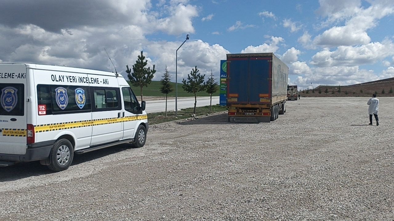 Hurdaya dönen otomobilden sağ çıktılar