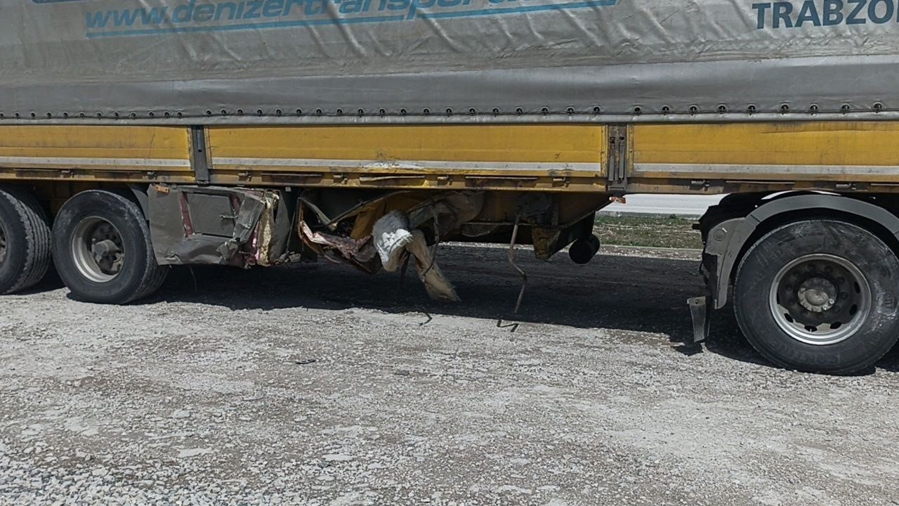 Hurdaya dönen otomobilden sağ çıktılar