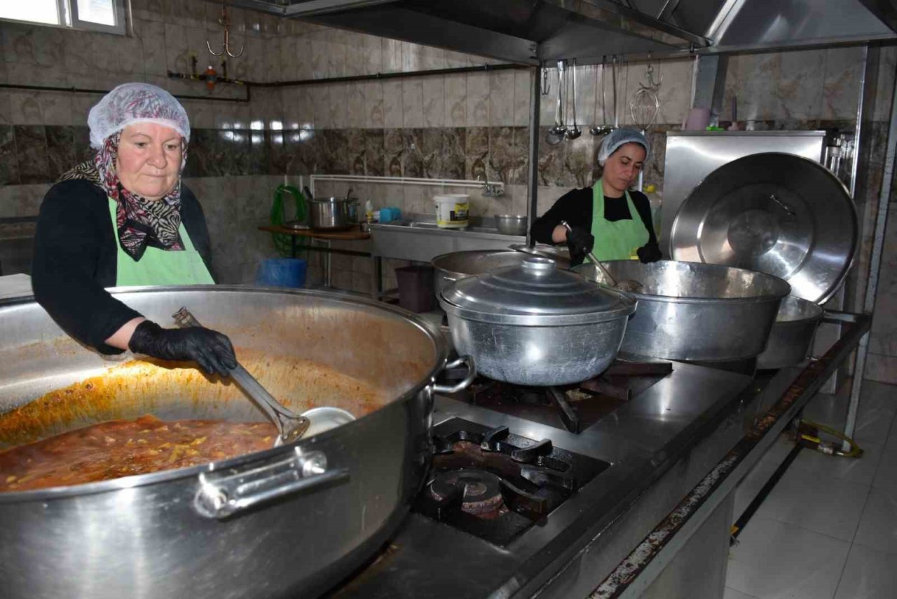 İlçede kurulan aşevinde ocaklar her gün ihtiyaç sahibi aileler ve depremzedeler için yanıyor