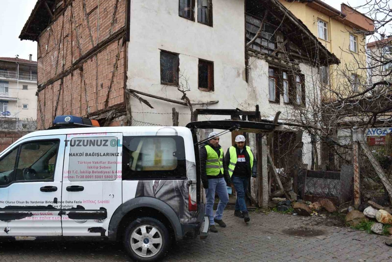 İlçede kurulan aşevinde ocaklar her gün ihtiyaç sahibi aileler ve depremzedeler için yanıyor