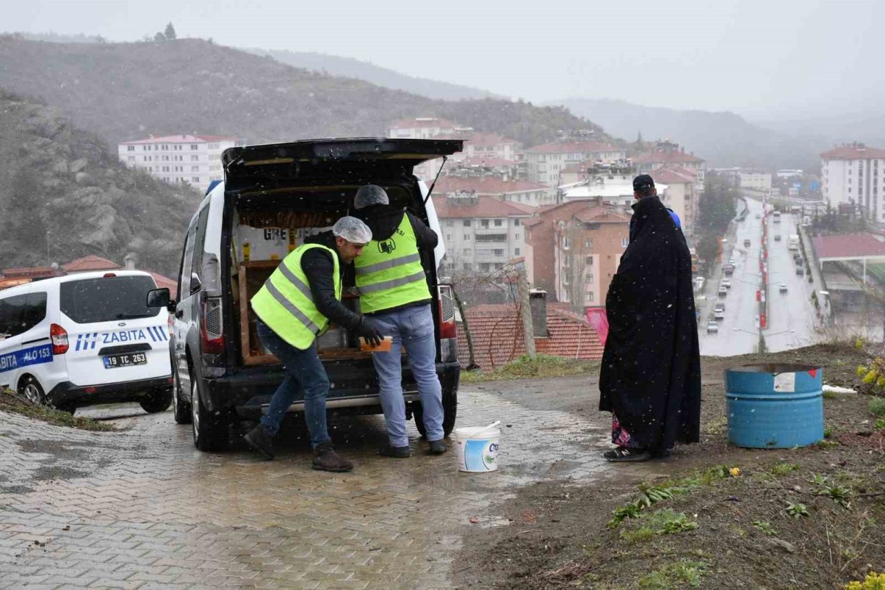İlçede kurulan aşevinde ocaklar her gün ihtiyaç sahibi aileler ve depremzedeler için yanıyor