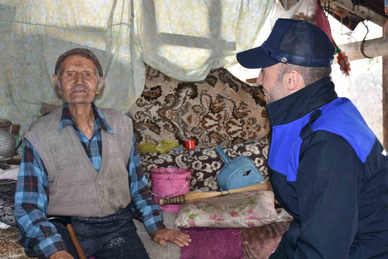 İlçede kurulan aşevinde ocaklar her gün ihtiyaç sahibi aileler ve depremzedeler için yanıyor