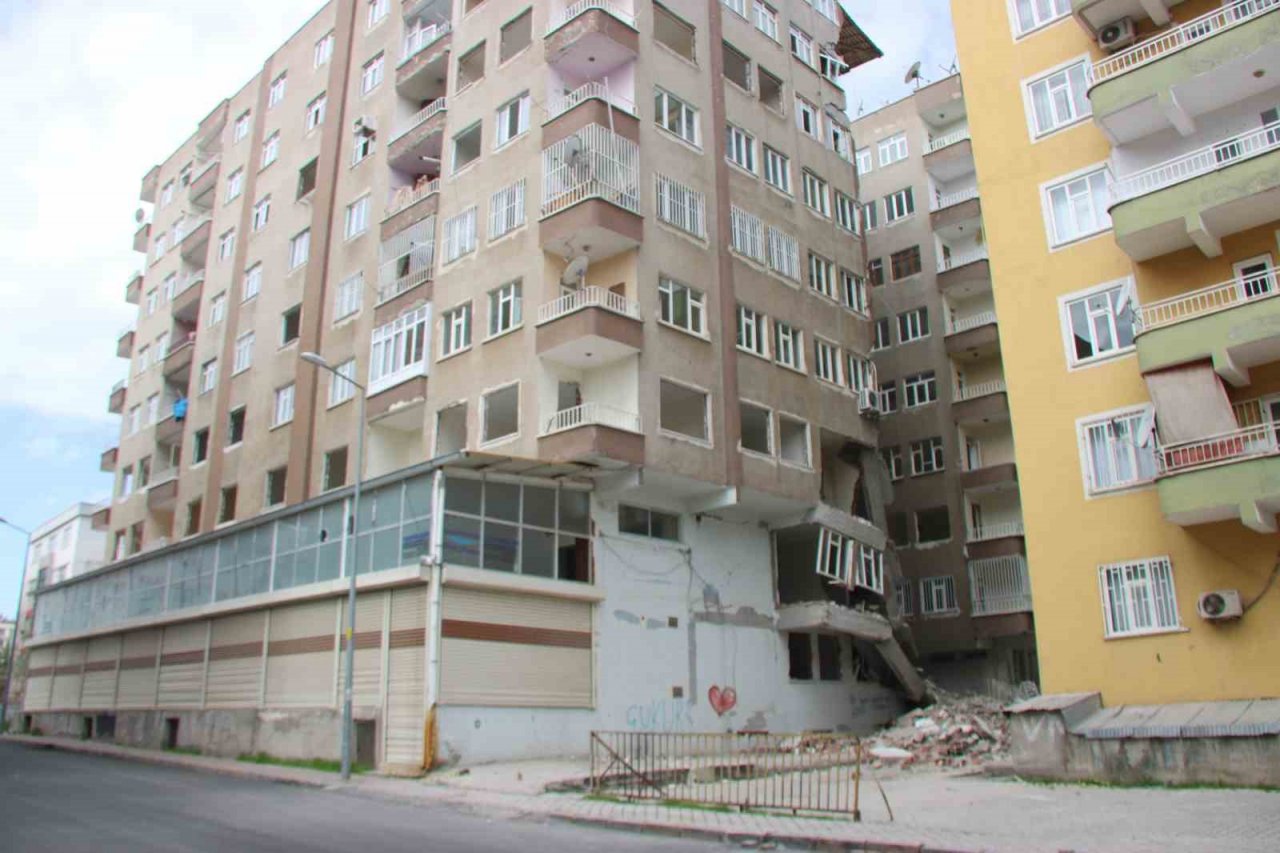Diyarbakır’da ağır hasarlı bina çöktü, çevresindeki bina ve okul tahliye edildi