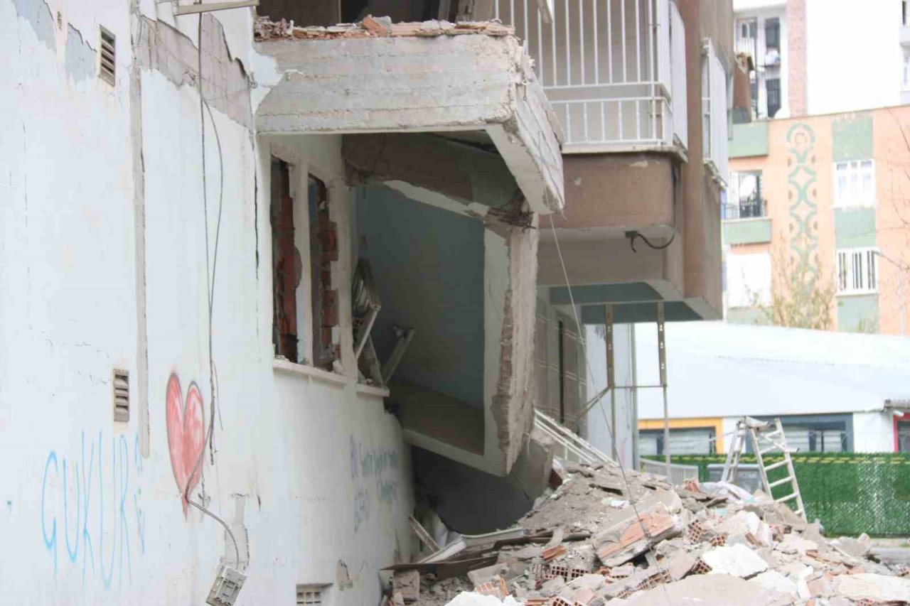 Diyarbakır’da ağır hasarlı bina çöktü, çevresindeki bina ve okul tahliye edildi