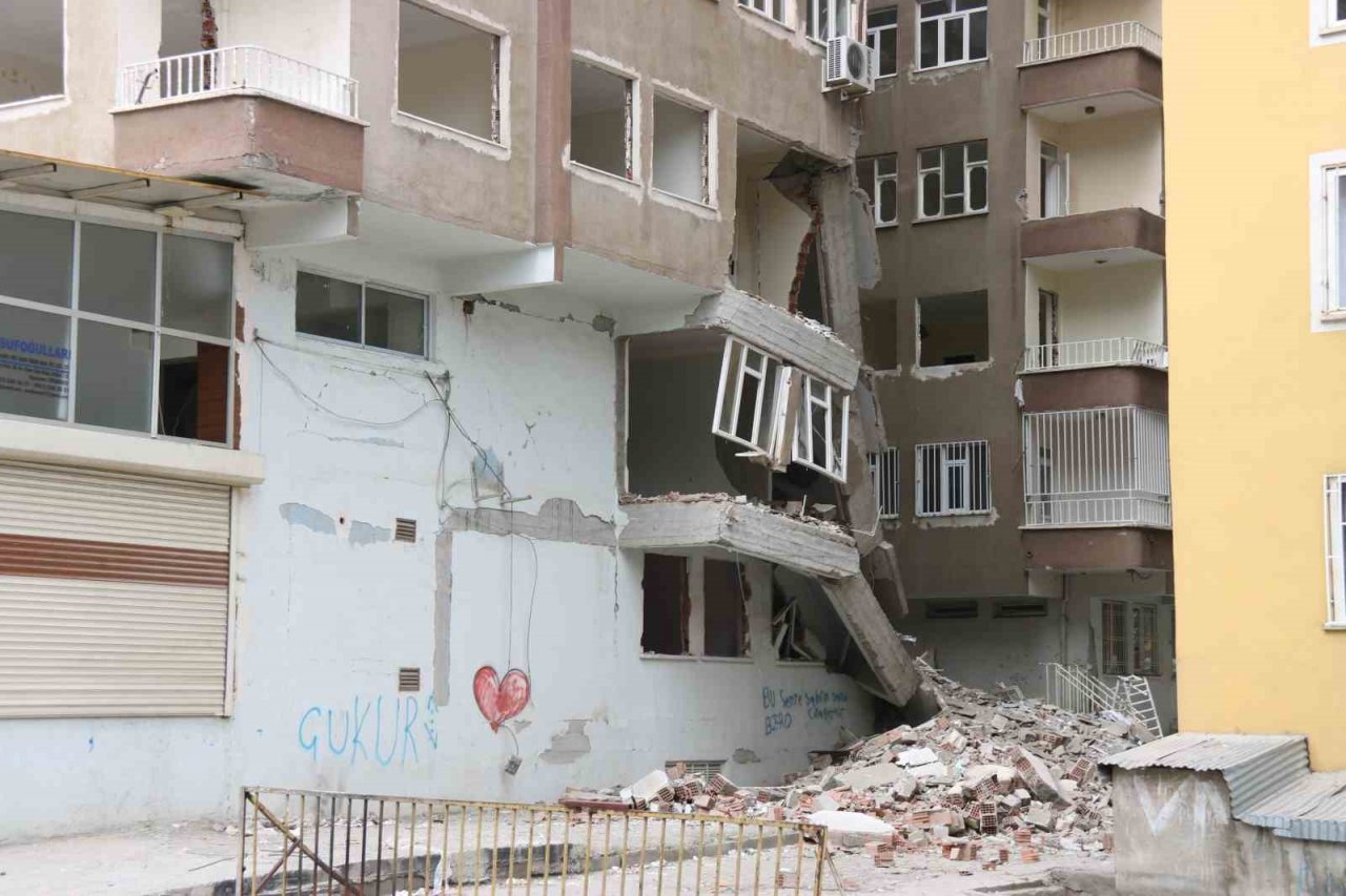 Diyarbakır’da ağır hasarlı bina çöktü, çevresindeki bina ve okul tahliye edildi