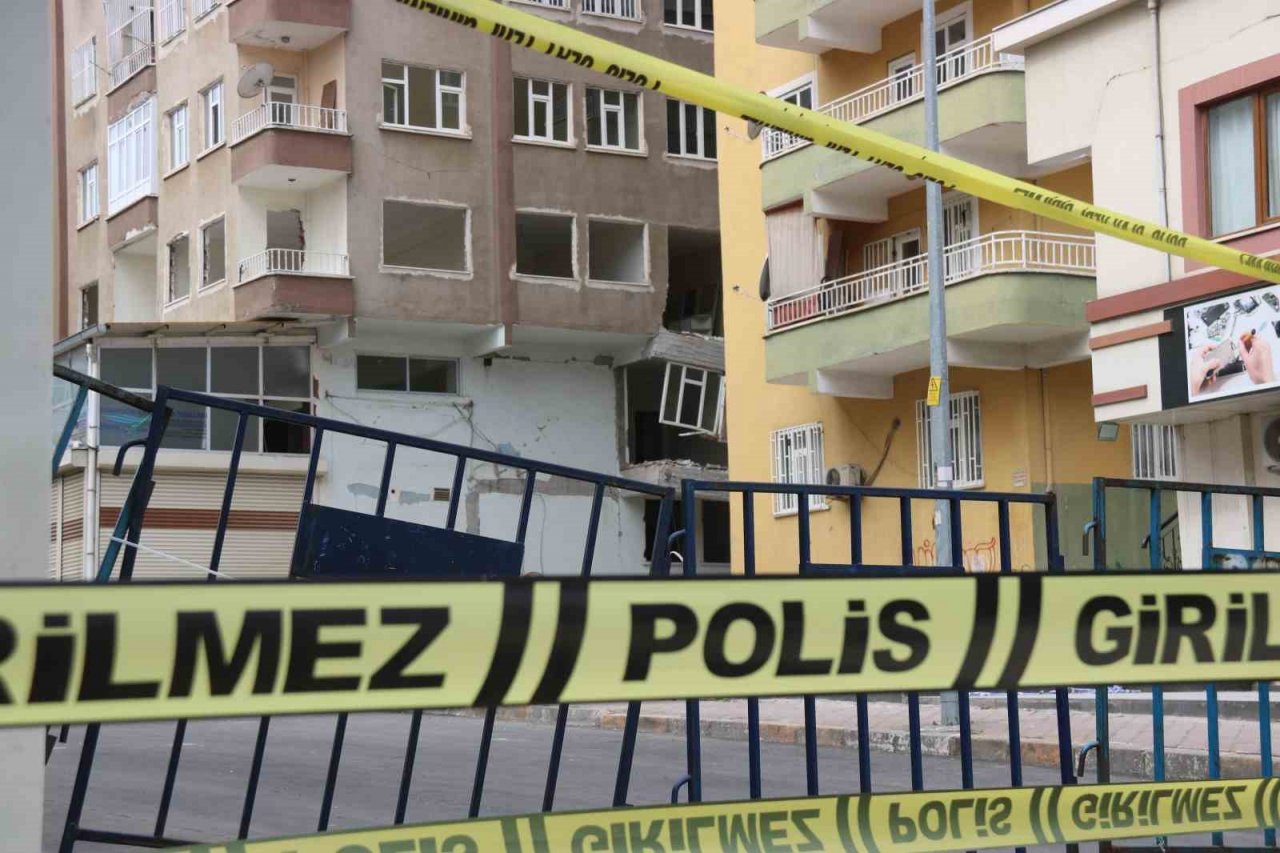 Diyarbakır’da ağır hasarlı bina çöktü, çevresindeki bina ve okul tahliye edildi