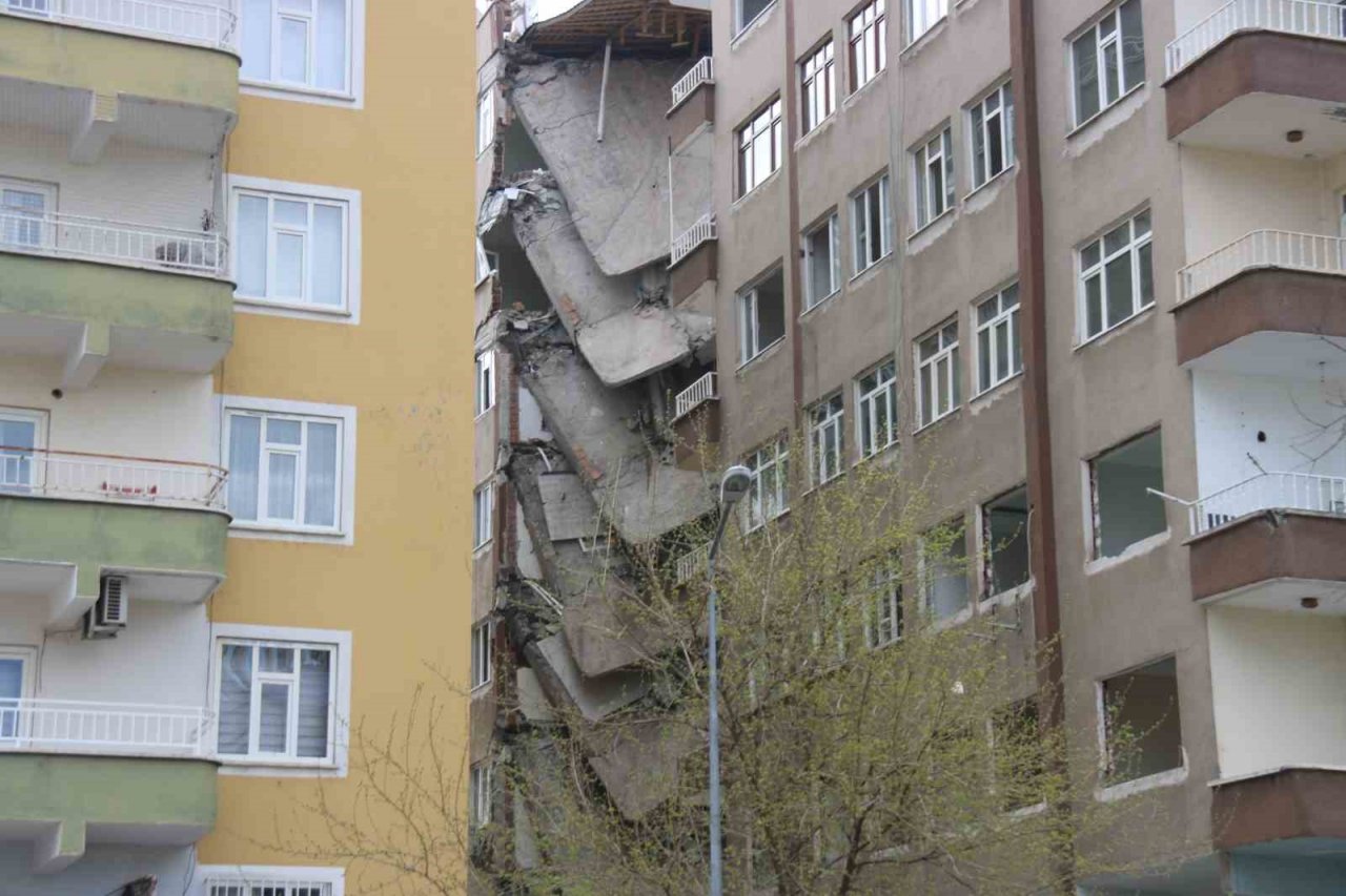 Diyarbakır’da ağır hasarlı bina çöktü, çevresindeki bina ve okul tahliye edildi