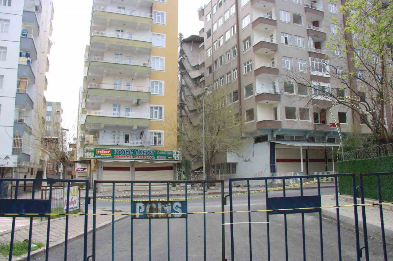 Diyarbakır’da ağır hasarlı bina çöktü, çevresindeki bina ve okul tahliye edildi