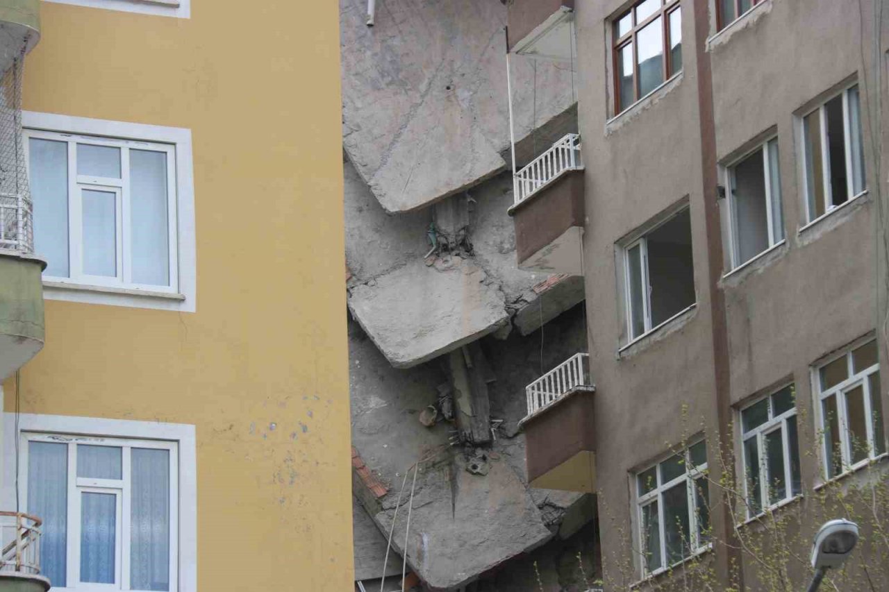 Diyarbakır’da ağır hasarlı bina çöktü, çevresindeki bina ve okul tahliye edildi