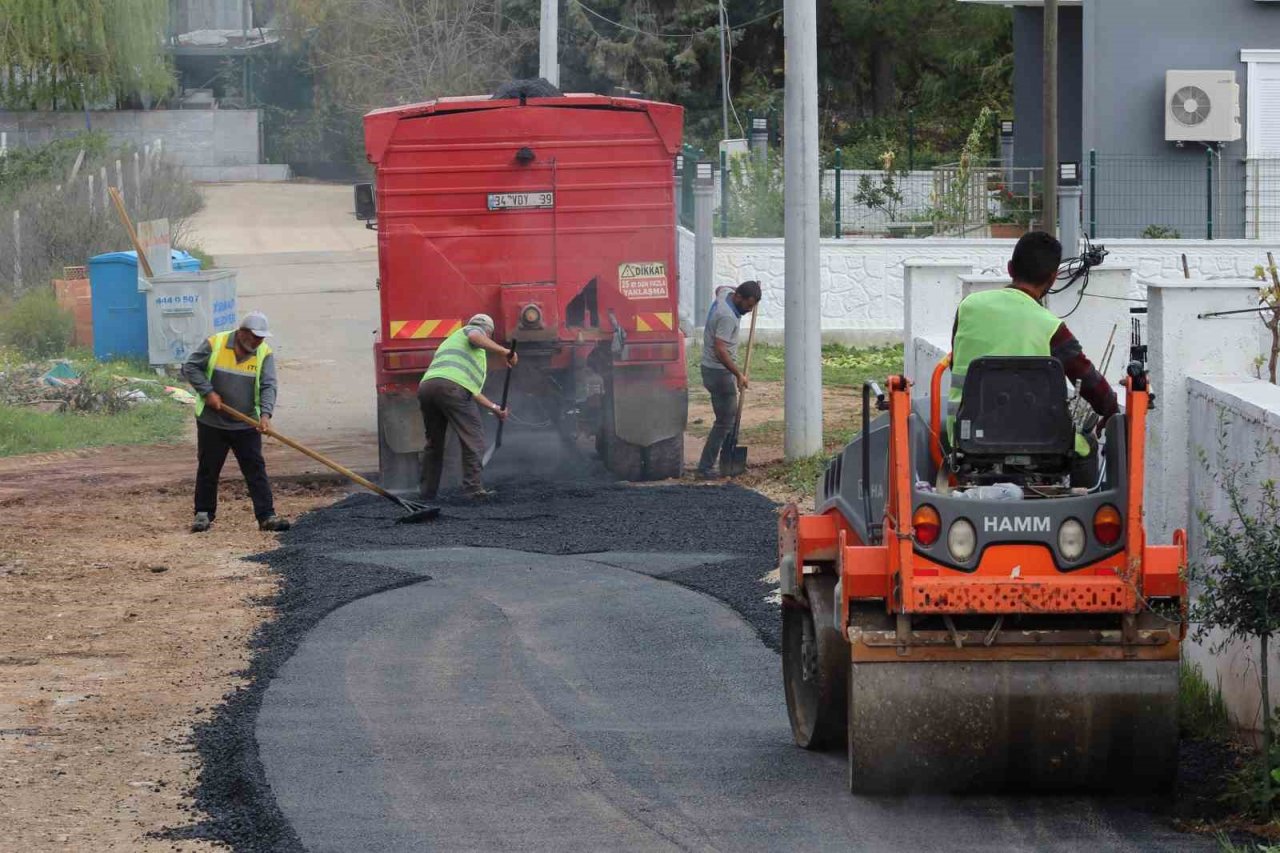 Döşemealtı’nda bozulan yollara müdahale