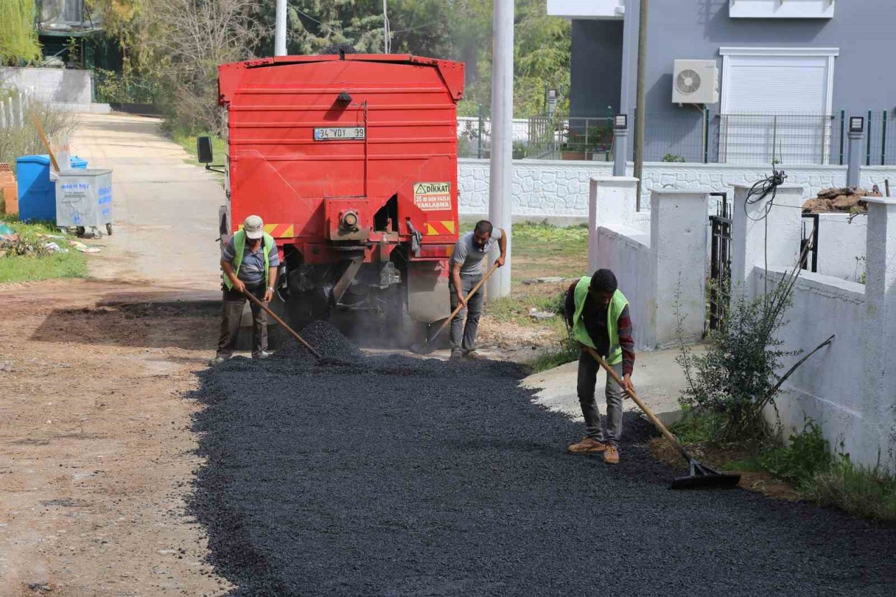 Döşemealtı’nda bozulan yollara müdahale