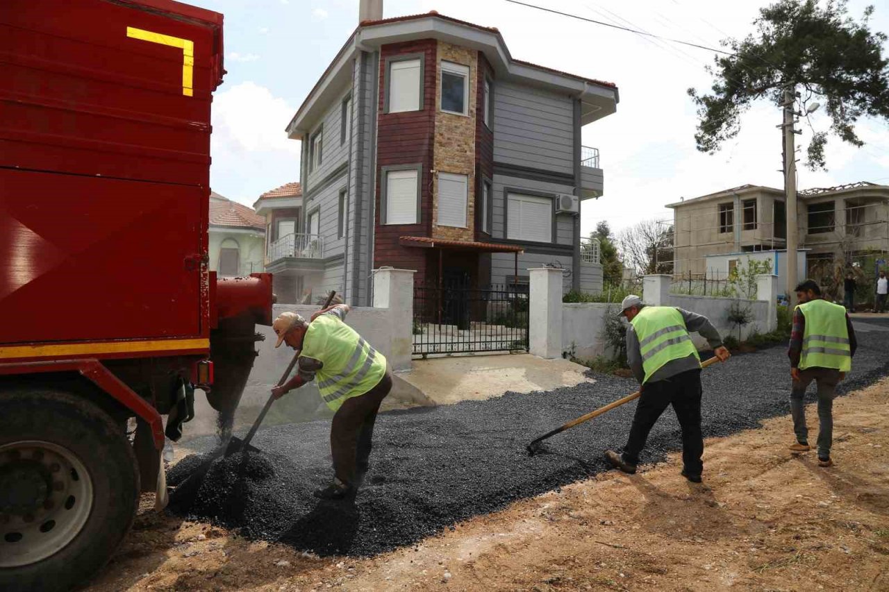 Döşemealtı’nda bozulan yollara müdahale