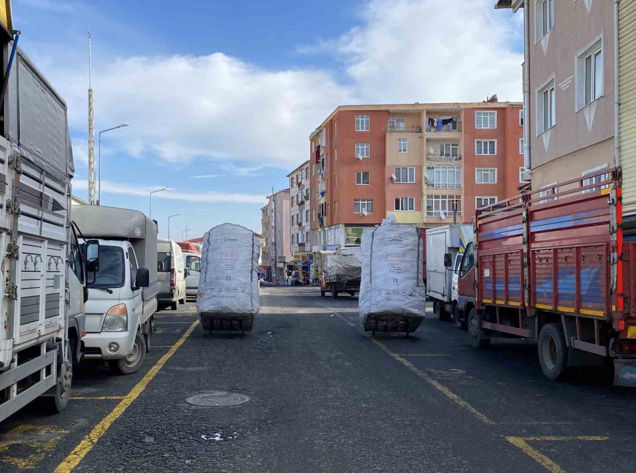 Çekçekli hırsız, dükkan önünden duba ile çöp kovasını çaldı