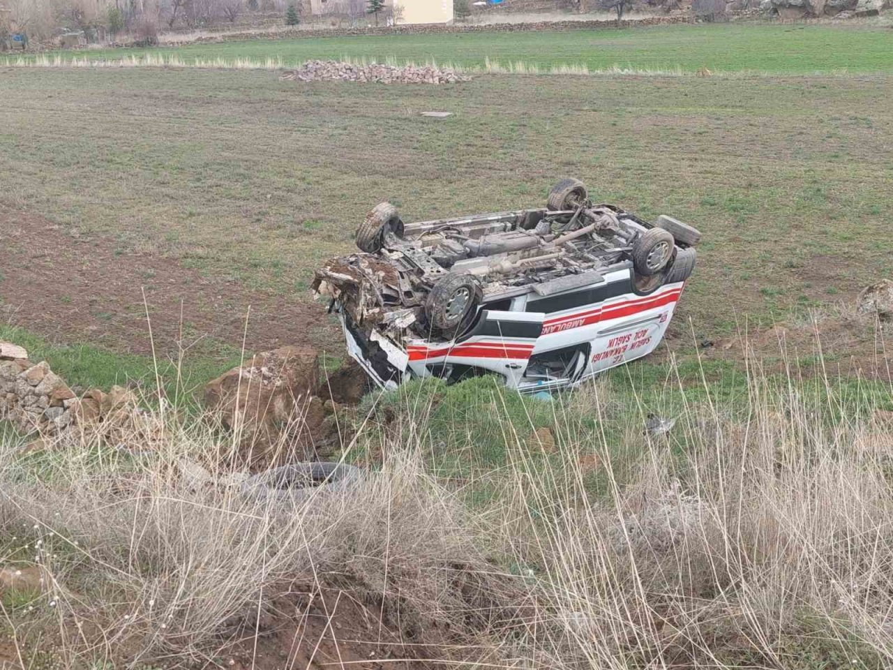 Kayseri’de ambulans takla attı: 3 yaralı
