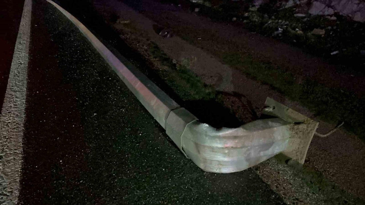 Alkollü sürücü aydınlatma direklerine çarptı: Araç pert oldu, sürücünün burnu bile kanamadı