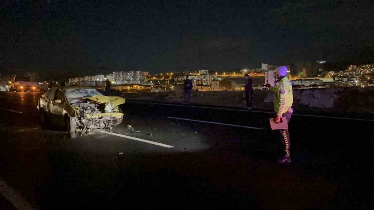 Alkollü sürücü aydınlatma direklerine çarptı: Araç pert oldu, sürücünün burnu bile kanamadı