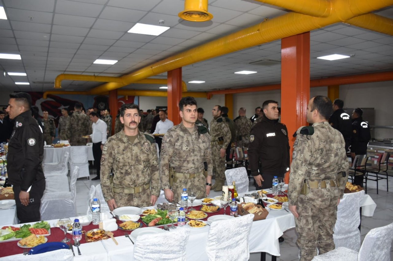 Emniyet Genel Müdürü Aktaş Özel Harekat Polisiyle sahur yaptı