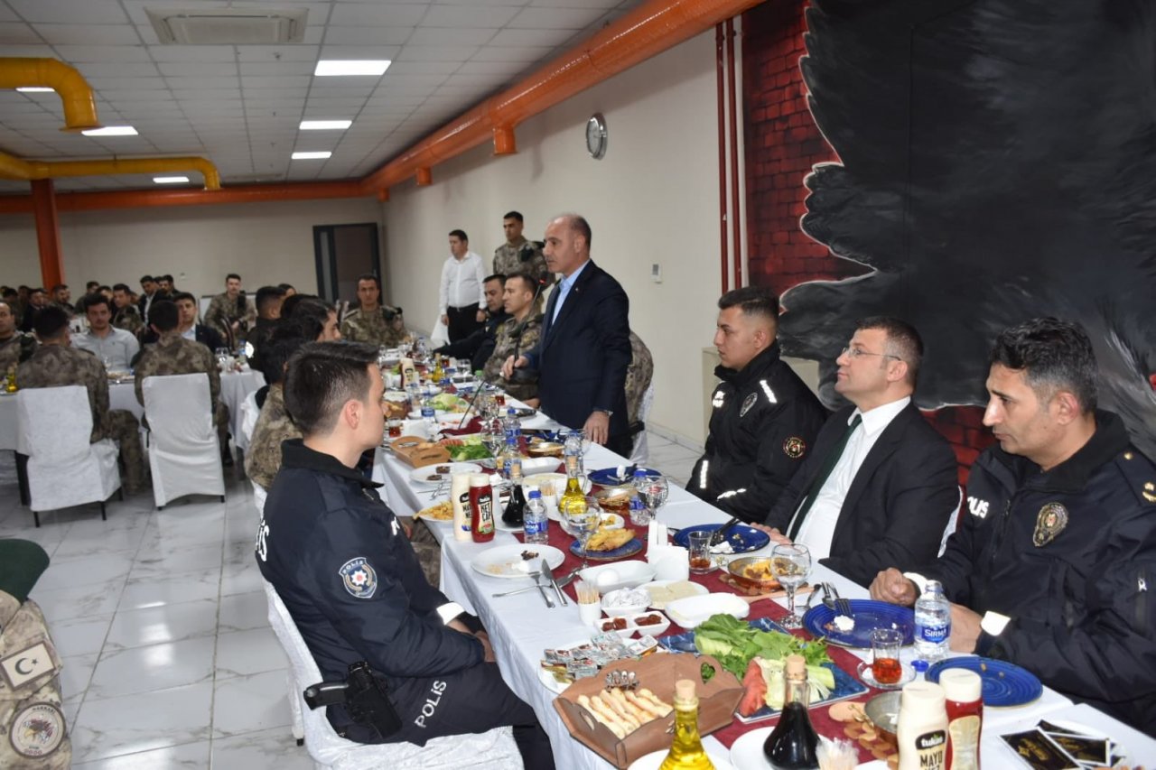 Emniyet Genel Müdürü Aktaş Özel Harekat Polisiyle sahur yaptı