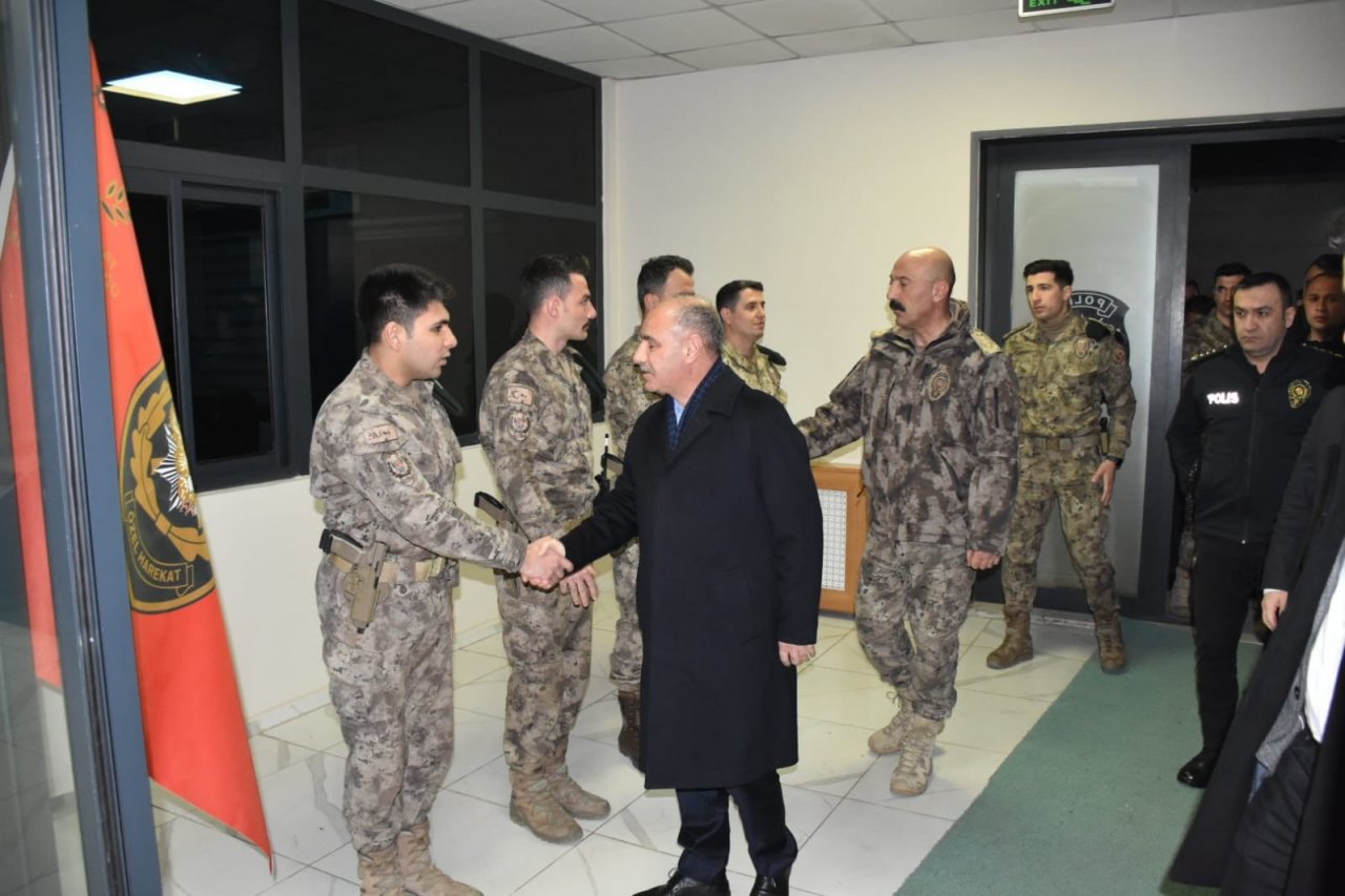 Emniyet Genel Müdürü Aktaş Özel Harekat Polisiyle sahur yaptı