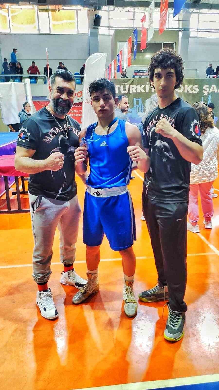 Manisalı boksör Türkiye ikincisi oldu