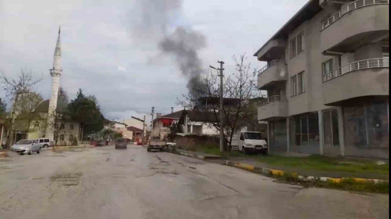 Odunlukta çıkan yangın maddi hasara neden oldu