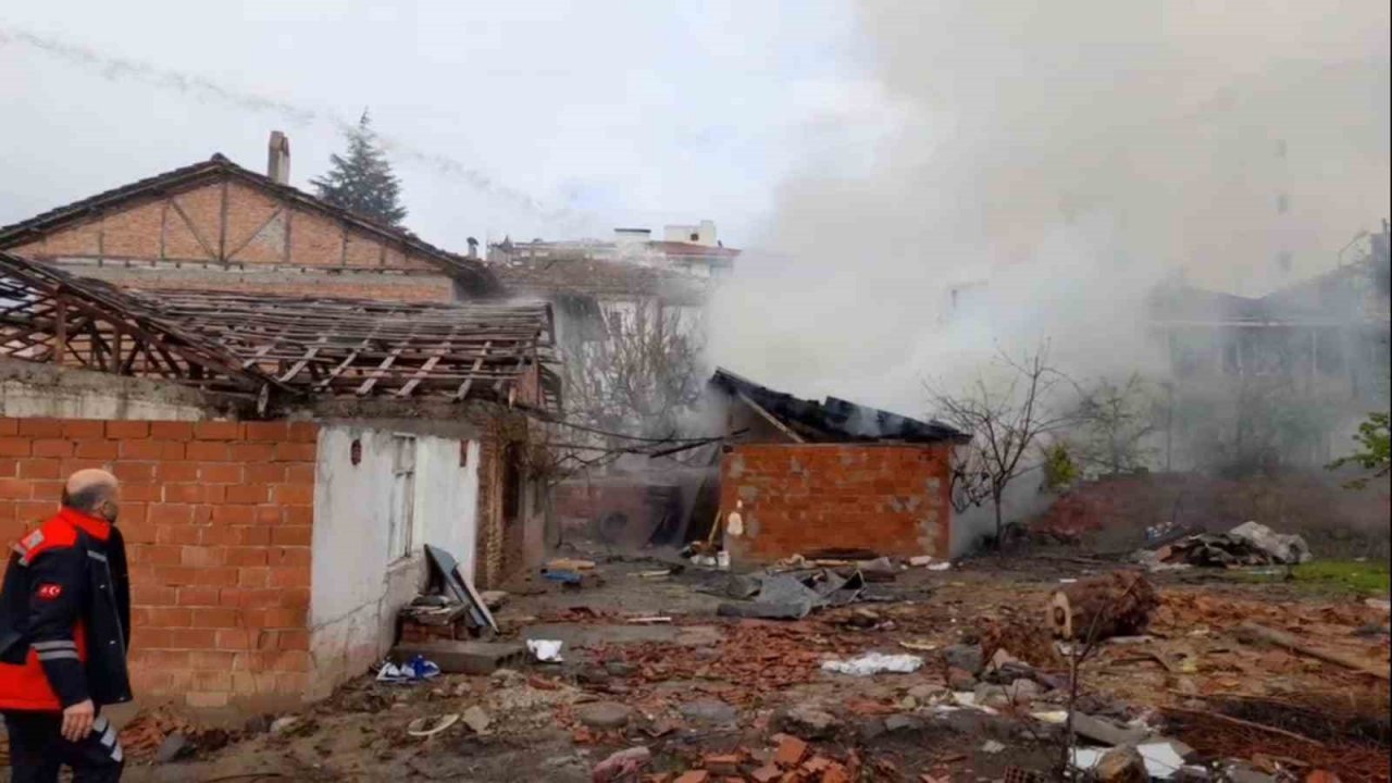 Odunlukta çıkan yangın maddi hasara neden oldu