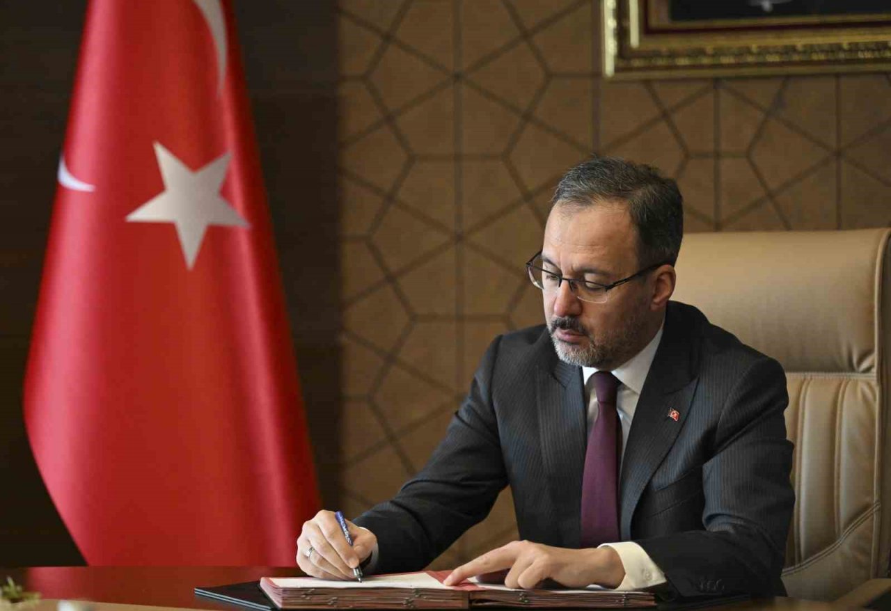 Bakan Kasapoğlu, Türkiye’nin Euro 2028 ve 2032’ye adaylık dosyasını imzaladı