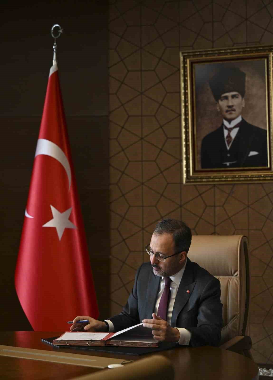 Bakan Kasapoğlu, Türkiye’nin Euro 2028 ve 2032’ye adaylık dosyasını imzaladı