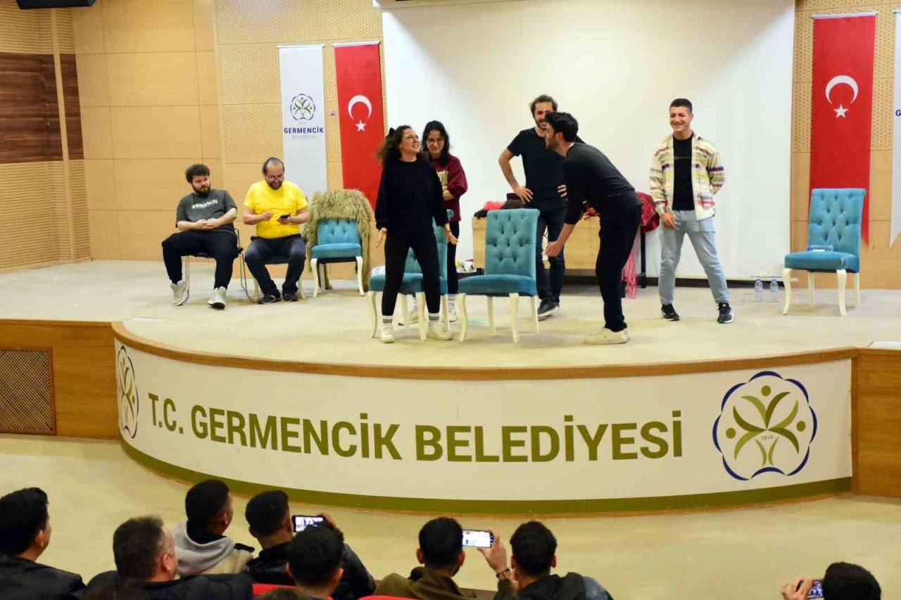 Germencik’te doğaçlama tiyatrosu büyük ilgi gördü