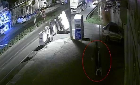 Çekçekli hırsız, dükkan önünden duba ile çöp kovasını çaldı