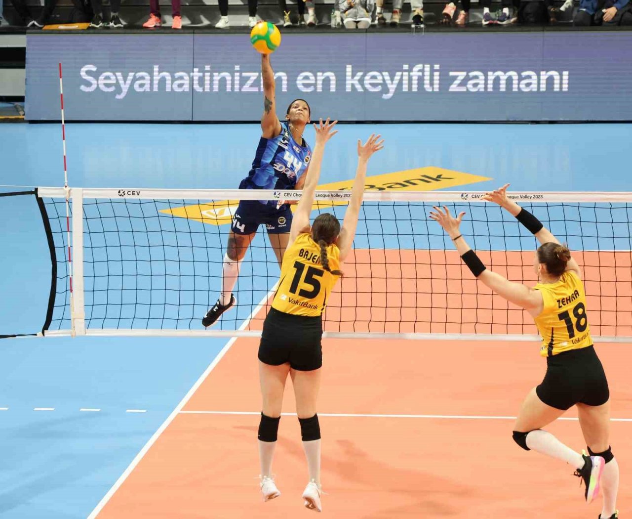 Fenerbahçe, Vakıfbank’a set vermedi