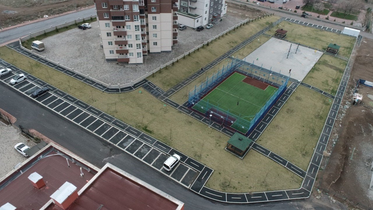 Genç dostu Melikgazi, sporsever gençlere 7 adet futbol sahası yaptı