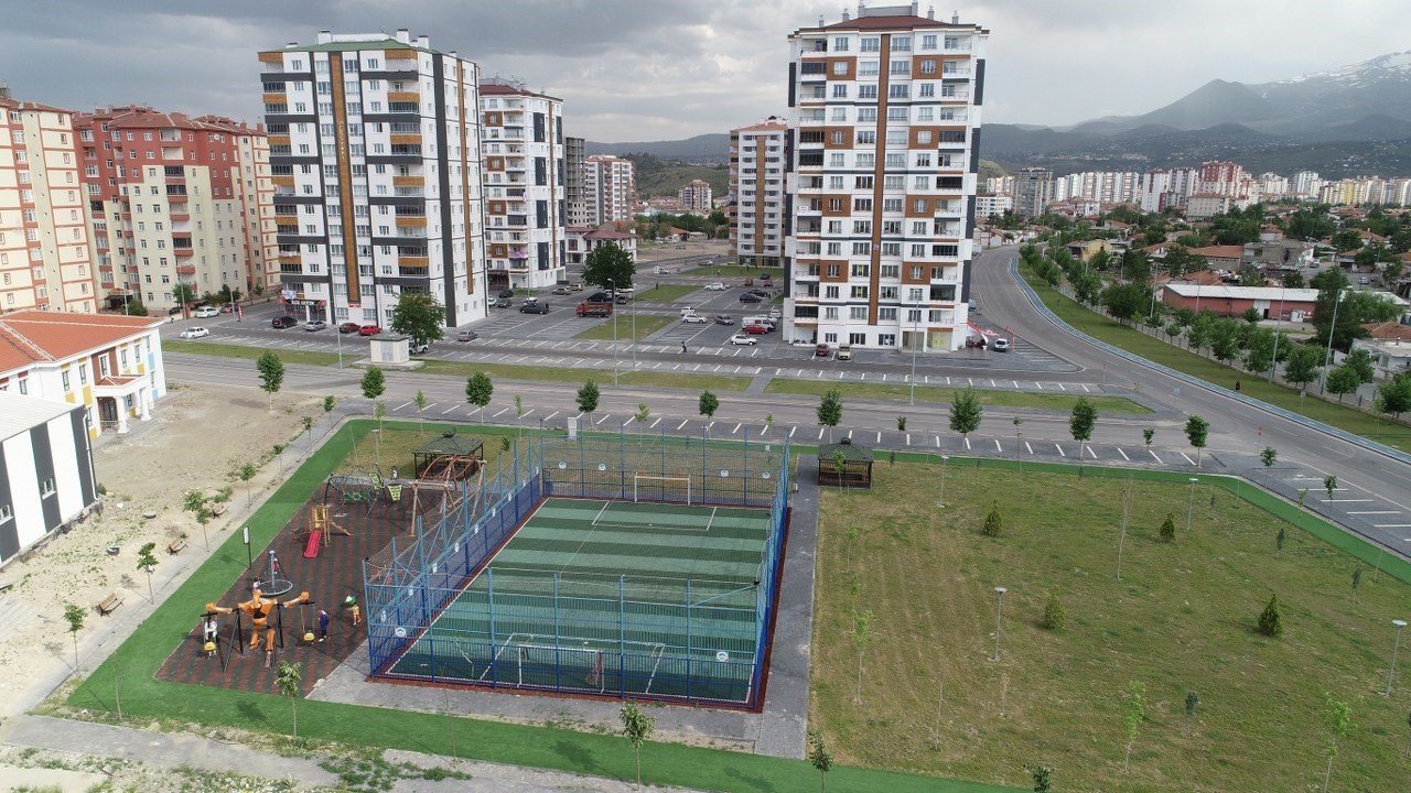 Genç dostu Melikgazi, sporsever gençlere 7 adet futbol sahası yaptı