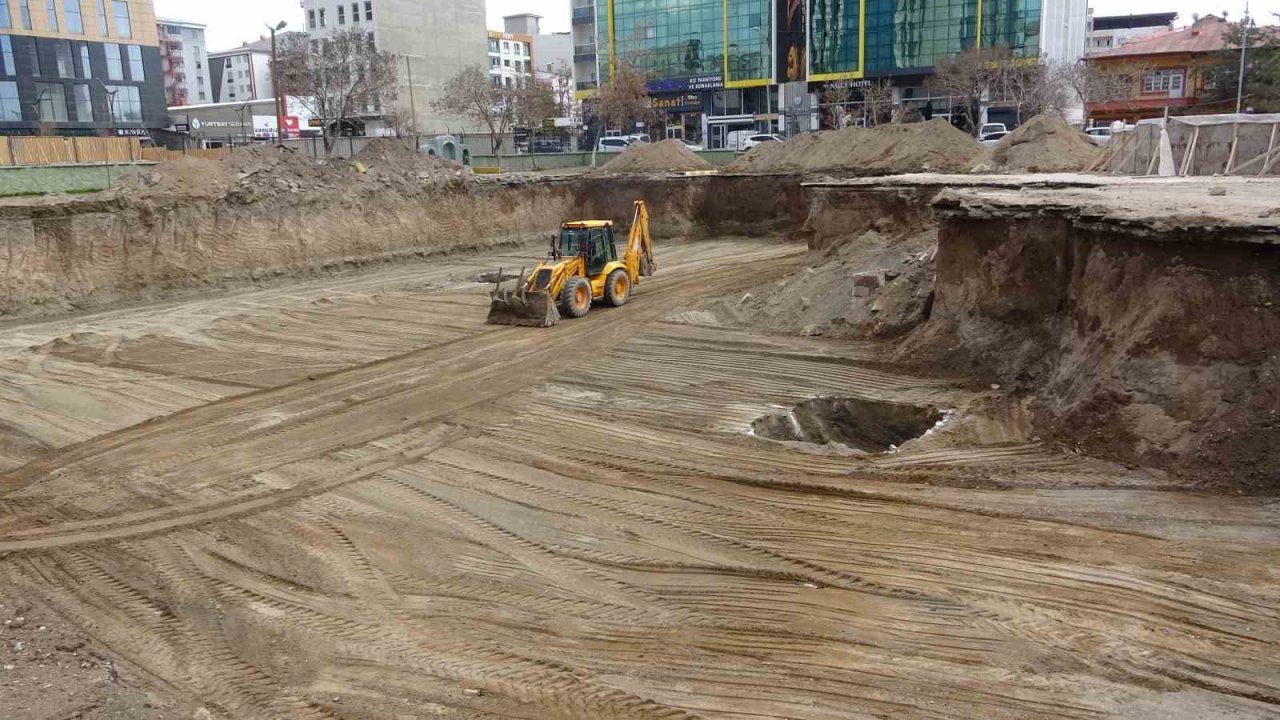 İnsan kemikleri çıktığı için durdurulan inşaat kazı çalışması tekrar başladı