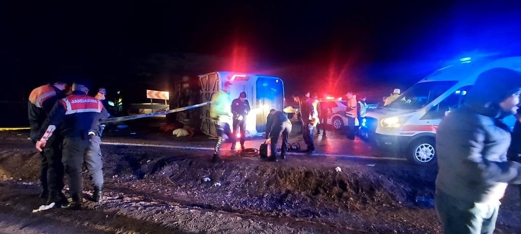 Deprem bölgesinden dönen belediye personellerini taşıyan otobüs devrildi: Ölü ve yaralılar var