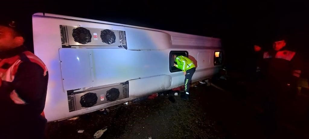 Deprem bölgesinden dönen belediye personellerini taşıyan otobüs devrildi: Ölü ve yaralılar var