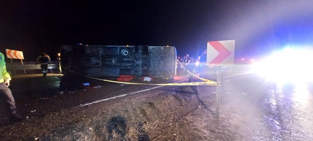 Deprem bölgesinden dönen belediye personellerini taşıyan otobüs devrildi: Ölü ve yaralılar var