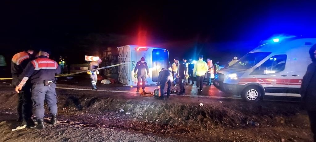 Deprem bölgesinden dönen belediye personellerini taşıyan otobüs devrildi: Ölü ve yaralılar var