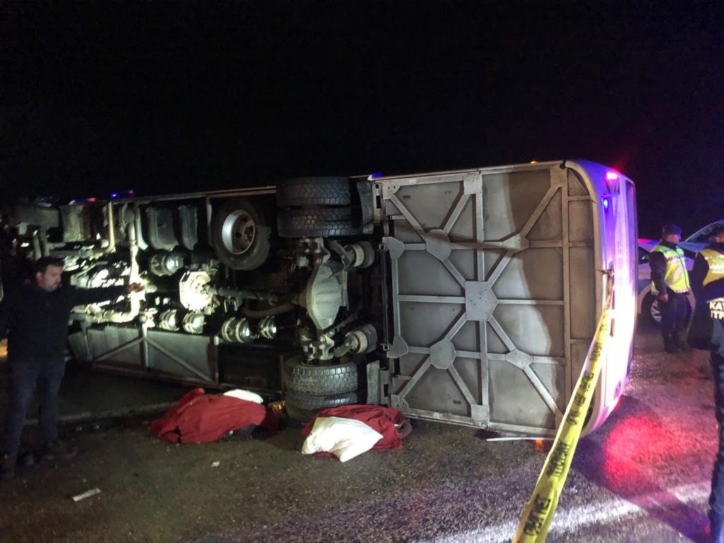 Deprem bölgesinden dönen belediye personellerini taşıyan otobüs devrildi: Ölü ve yaralılar var